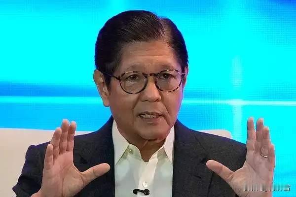 马科斯也是风骚无比，他竟然跑去参加菲律宾外国记者协会见面会。出发点可能是想让外国