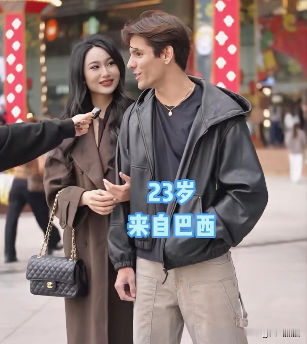 这一对年龄相差16岁的跨国情侣，他们是如何的相识大家肯定想象不到。女子表示说起