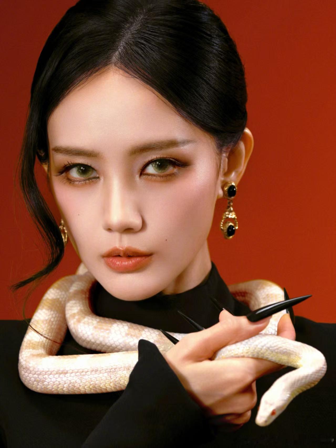 李一桐手拿活蛇李一桐活蛇挂脖李一桐这组大片冲击力拉满！活蛇缠绕脖颈，手持红苹果，