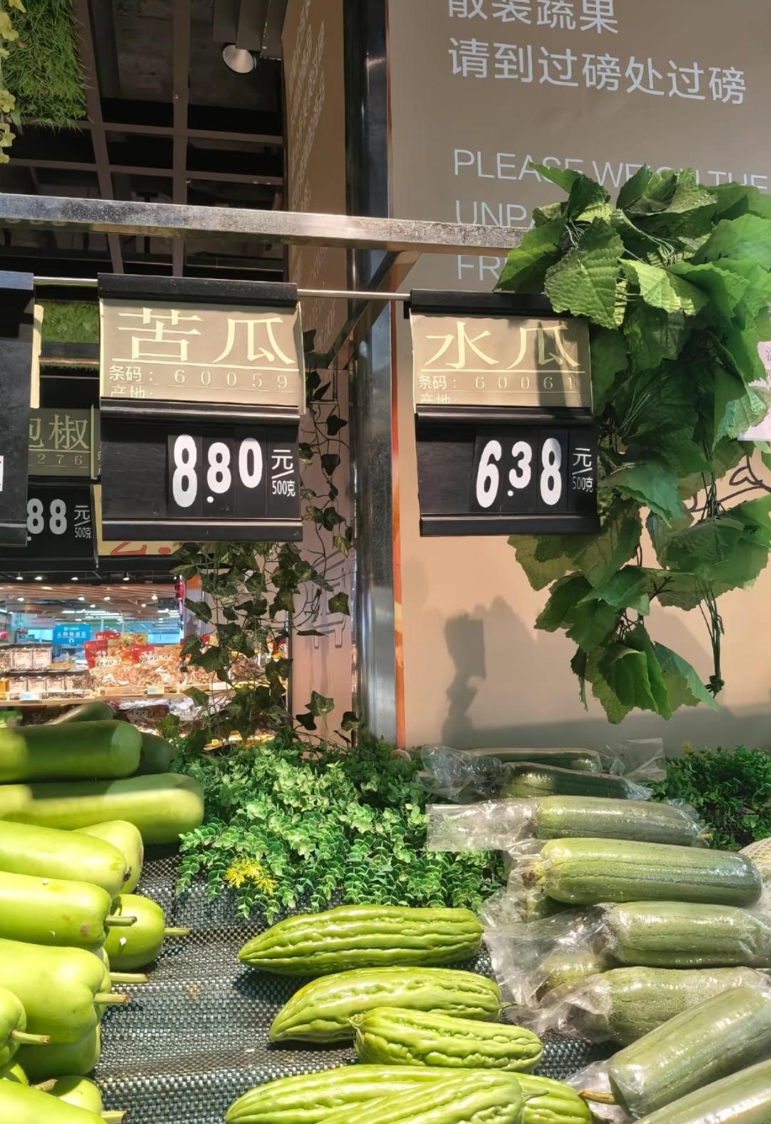 三亚全年气候炎热，按理来说农作物生长速度快。让人疑惑不解的是三亚的水果物美价廉，