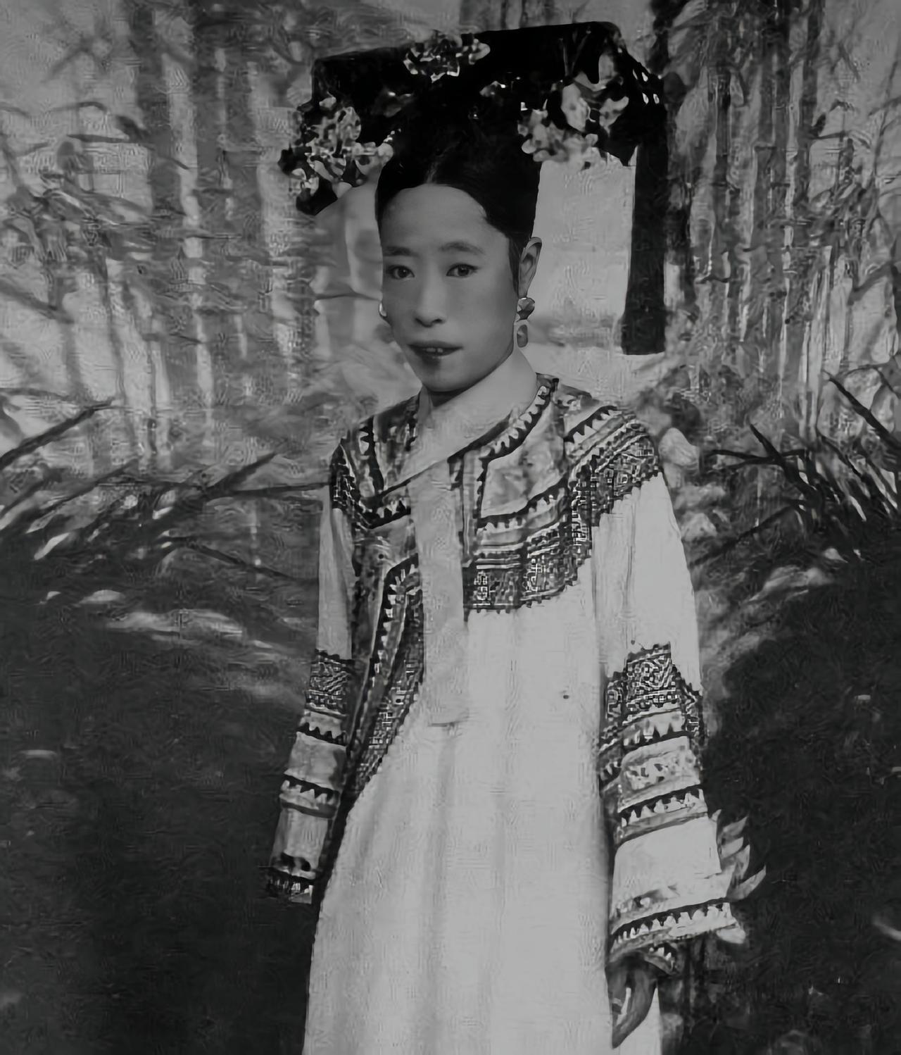 1888年，紫禁城大婚，光绪娶大3岁表姐隆裕，洞房夜竟跪地大哭：“姐，我实在不能