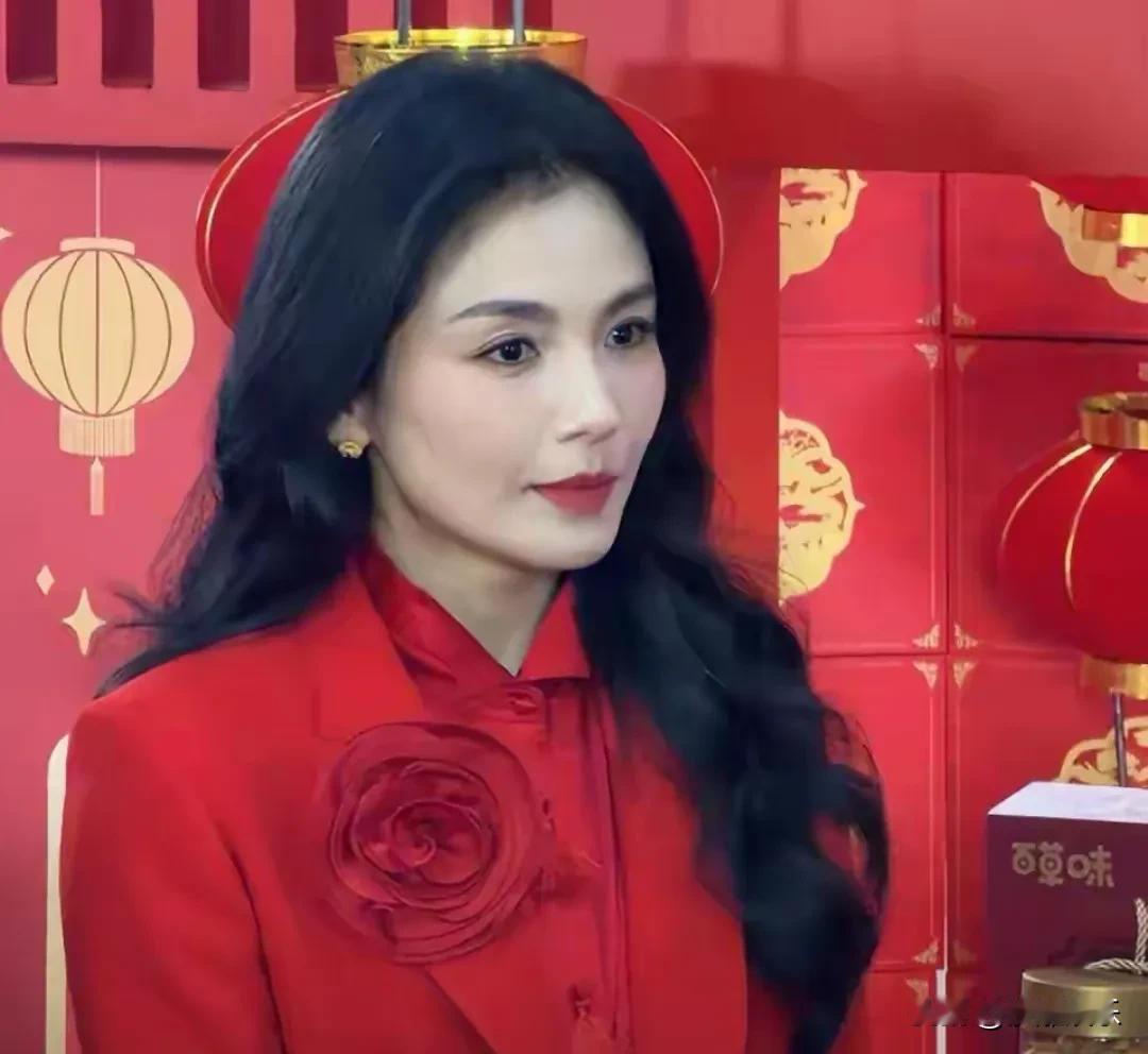 刘涛今年本命年又上春晚了。看路透，她裹着件红色大衣彩排，喜气洋洋的。彩排完“找错