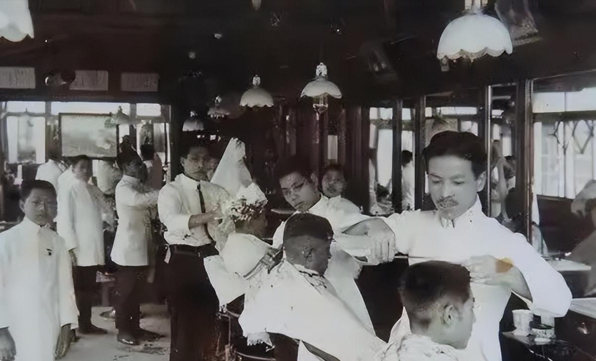 1937年，一位日本军官在大连“庆祝攻占南京胜利”，正当他伸直脖子弯腰90度鞠躬