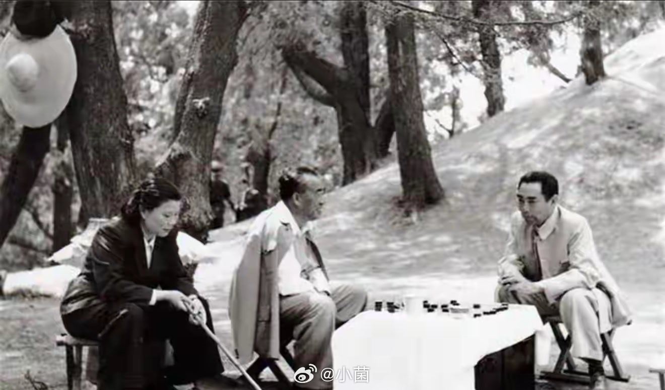 1955年摄于明十三陵，朱德与周恩来山间对弈围棋，左侧相伴的是朱德夫人康克清。山