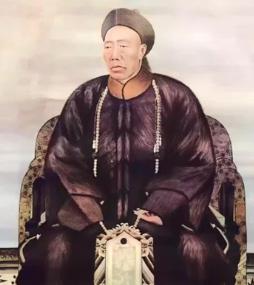 1966年，北京发现了大太监李莲英之墓，当考古人员揭开棺材后，正准备准备抬起李莲