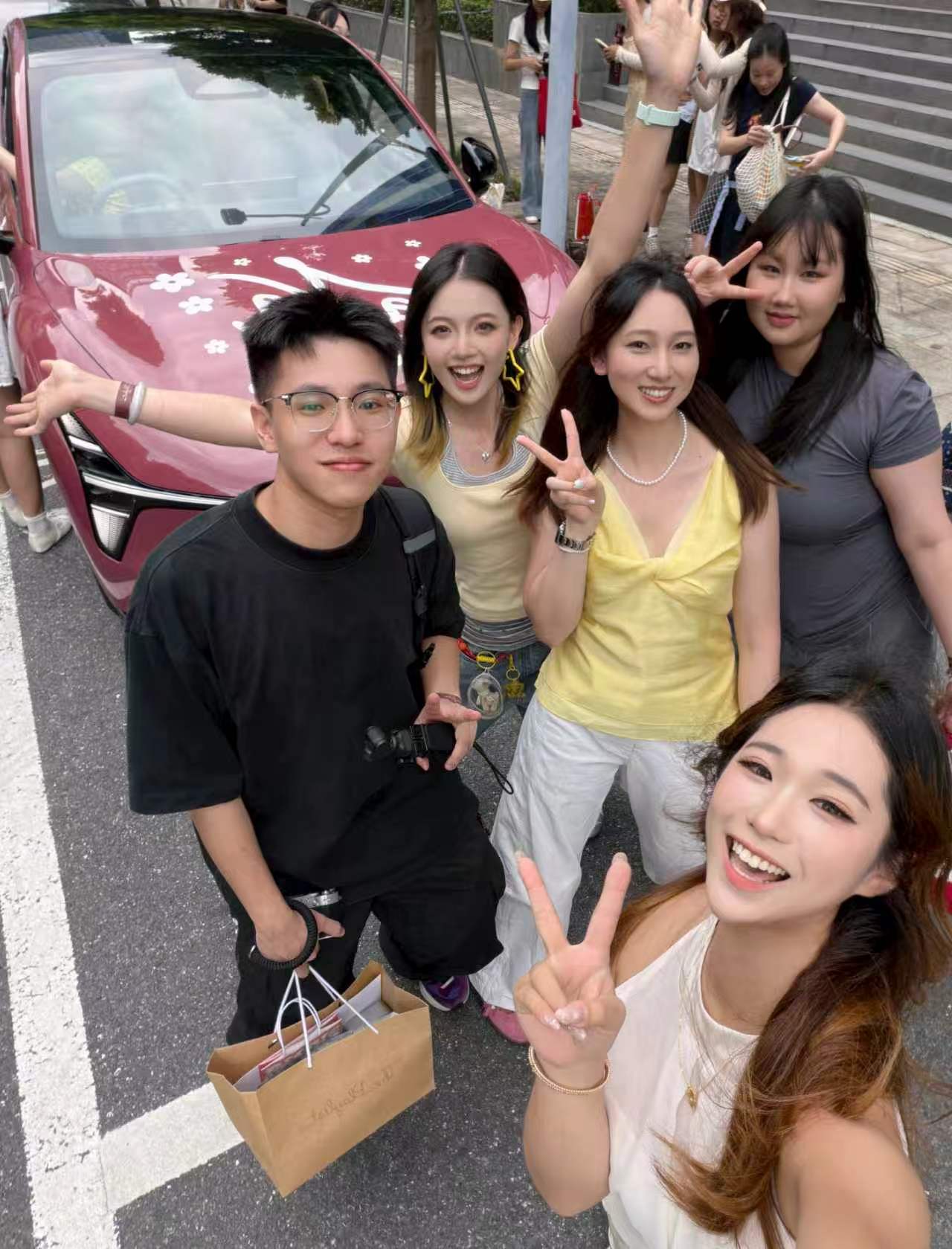 被这个车主小姐姐的故事戳到了！买了MONA，改成痛车，自驾千里去见喜欢的人，还亲