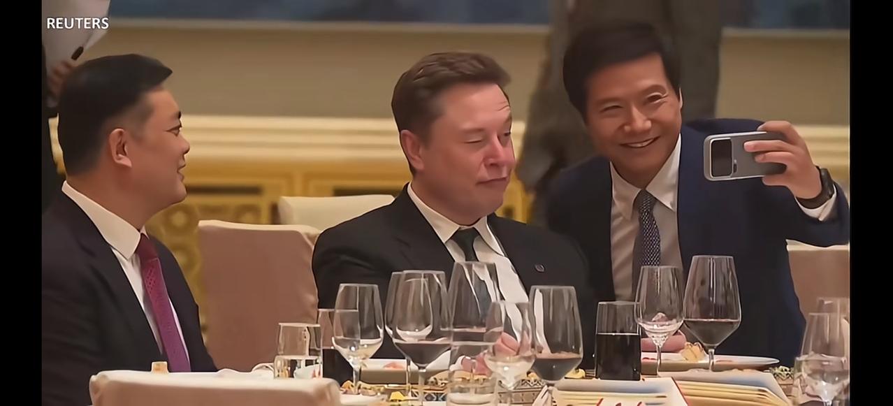 雷总主动找马斯克合影，像是小迷弟见了偶像一样，哈哈哈，用的还是小米17Pro[吐