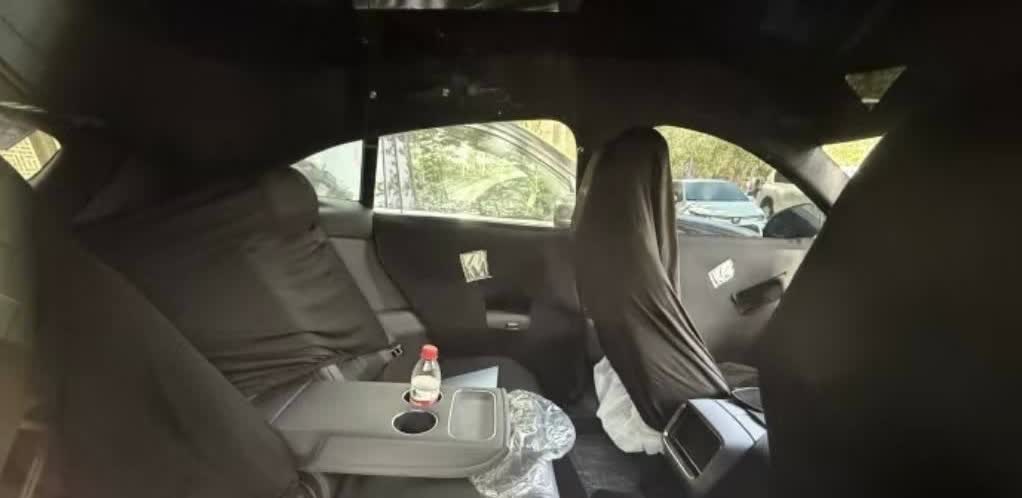 小米YU7又来新谍照了，主要是后排！看起来也就是SU7的标准，所以不要期望太