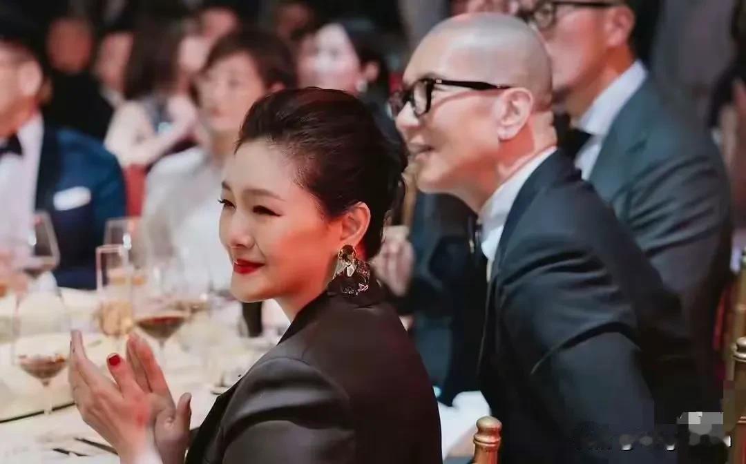 再婚后，迅速从贵妇掉落成一个疲惫不堪的老妇女形象。不得不出席某些场合时，也不得不
