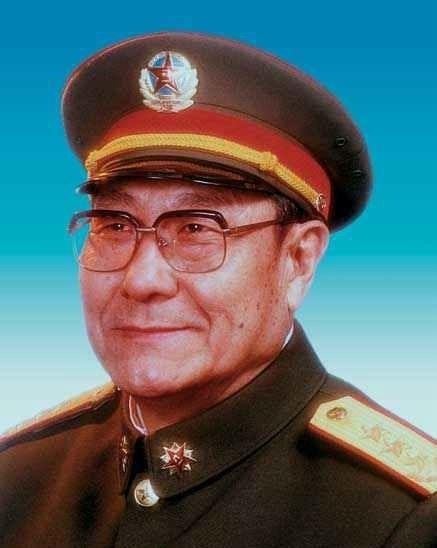 1948年，沈阳战俘营，一个16岁的国民党俘虏抹着眼泪，想领路费回家。一个解放军