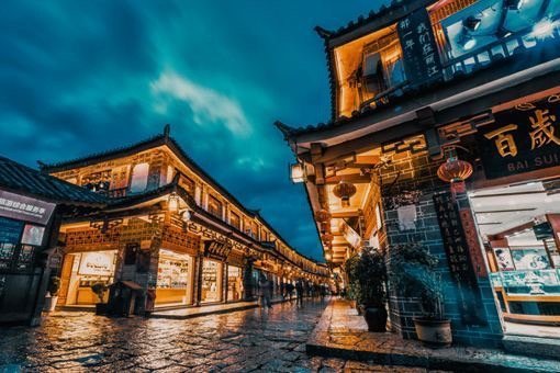 来到丽江，你就得慢下来，微闭双眼，享受丽江直白的阳光。