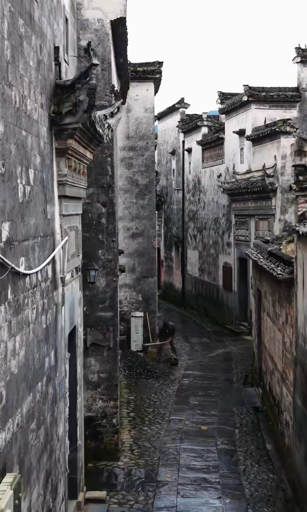 安徽歙县古黄村家乡的徽派古巷！青砖灰瓦马头墙，青石铺就条条巷。千年风情红