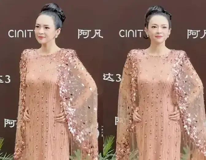 章子怡说，她现在演不了玉娇龙了。21岁拍《卧虎藏龙》，她脚踝韧带撕裂。医生勒