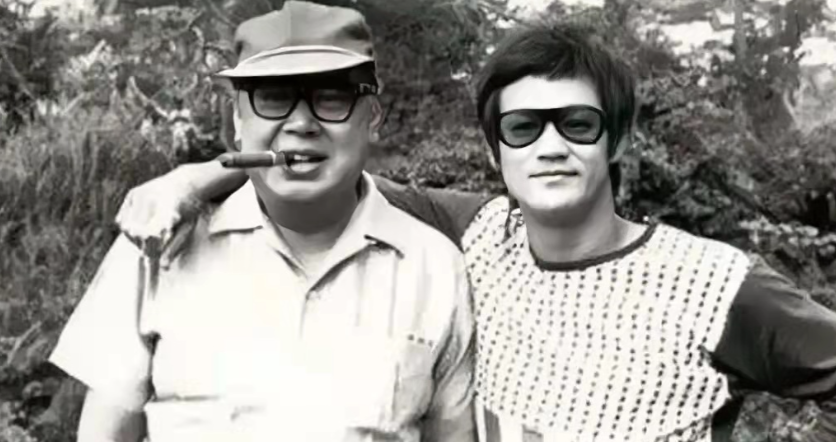 1973年，李小龙与导演罗维起了冲突，争吵中，李小龙拔出一把4寸长刀抵住罗维的脖