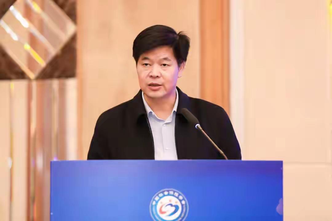 郑功成关于养老金的观点太赞了！在第六届全国养老金发展论坛上，他指出基本养老保险应