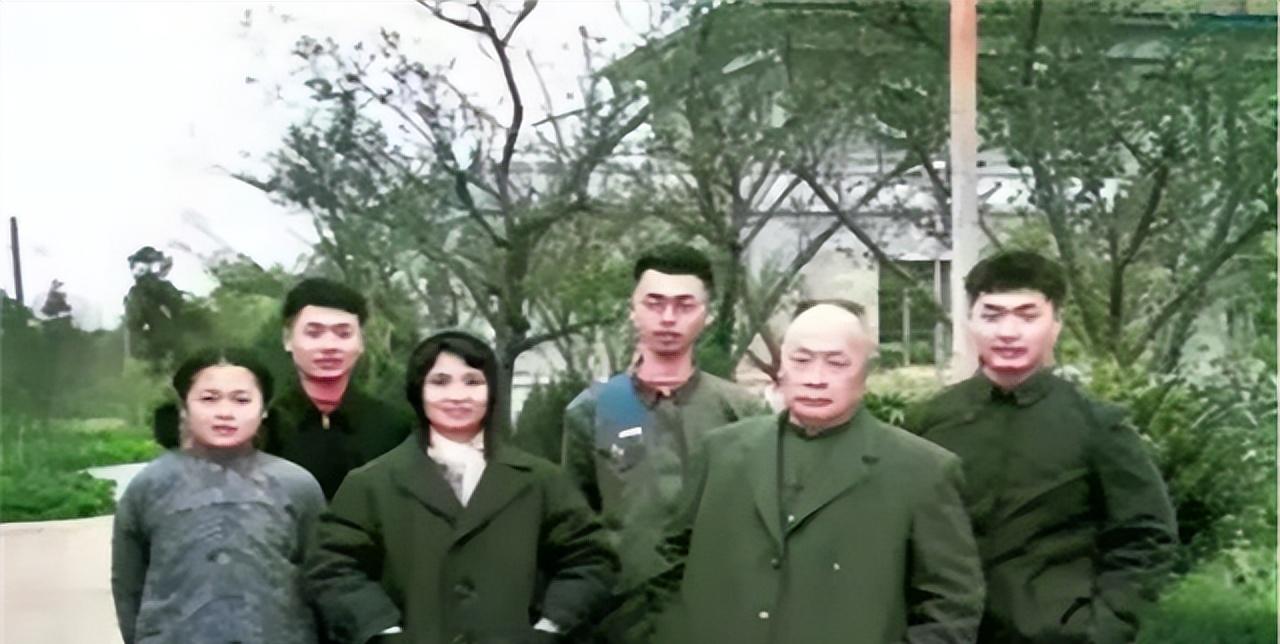 1963年春节，陈毅和张茜带着4个孩子回到四川省乐至县老家过年时拍了这张全家福！