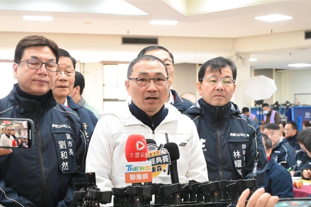 国民党新北市长参选人的热门人选台北市副市长李四川昨（8）日同框新北市长侯友宜，引