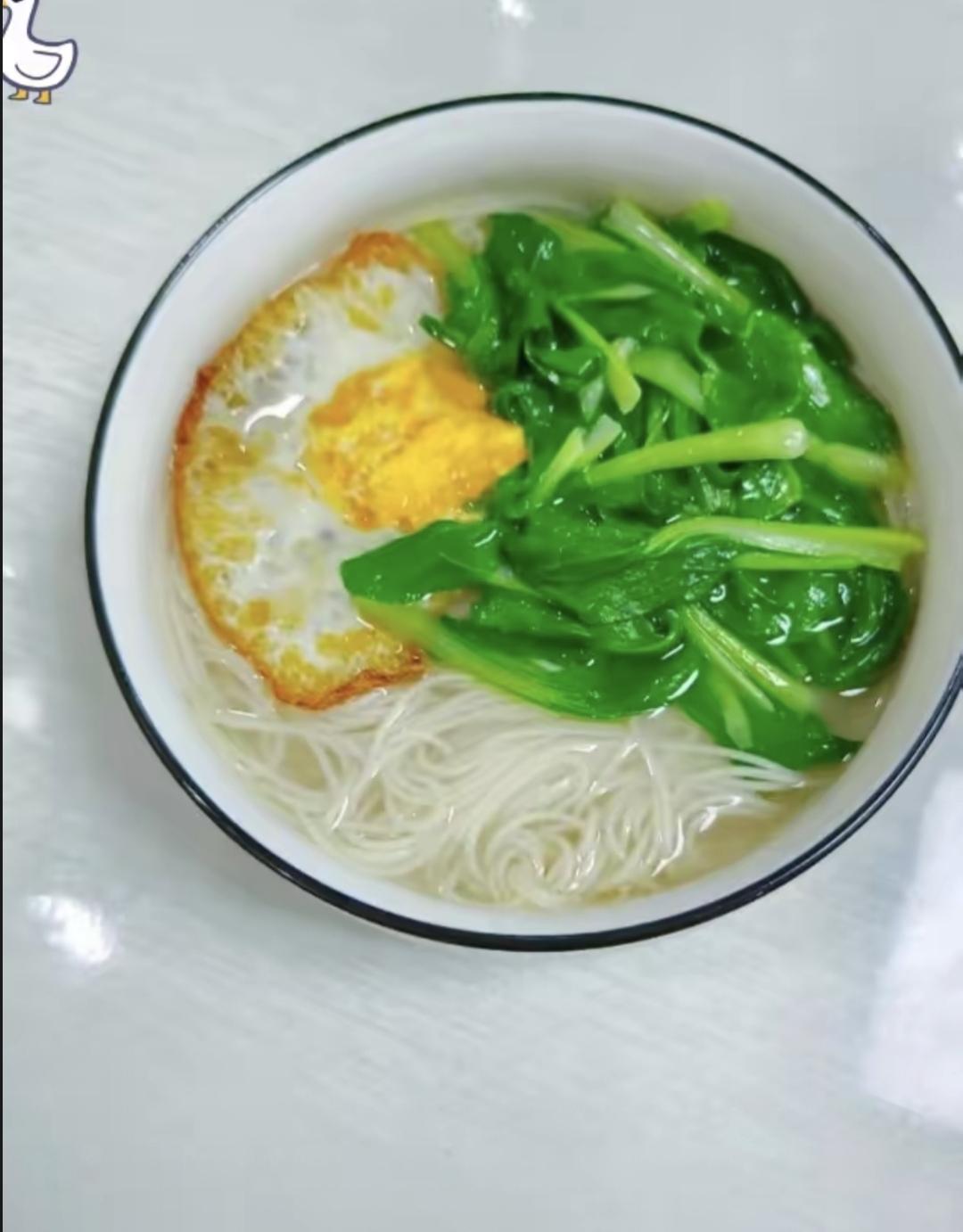 我邻居家挺特别的，每天早上全家都吃清汤细面，放个煎蛋和青菜叶。我看不懂，我早饭从