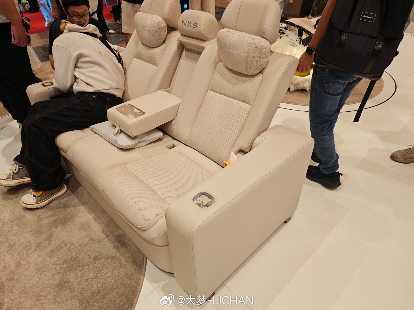 来东风日产NX8预售发布会了，现场这个顶配大沙发超级有意思直接用的NX8座椅改的