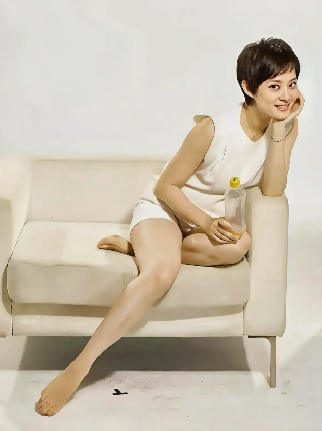孙俪，165cm，光脚坐在沙发上喝饮料，托着腮微微一笑，好美！