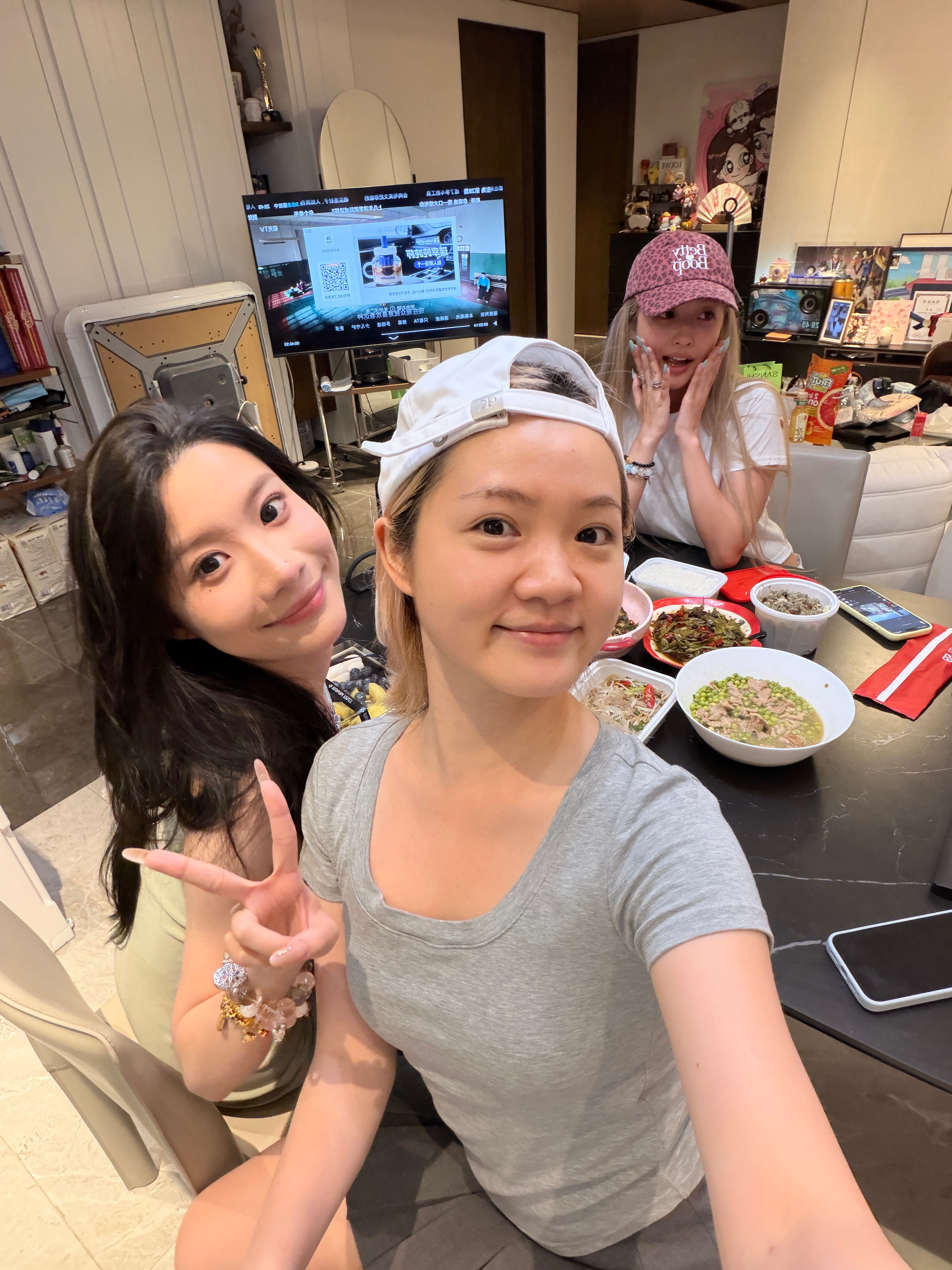 昨天发了个晚饭照，把这俩馋鬼全勾来了，千千还额外点了菜和水果，这晚饭真是过于丰盛