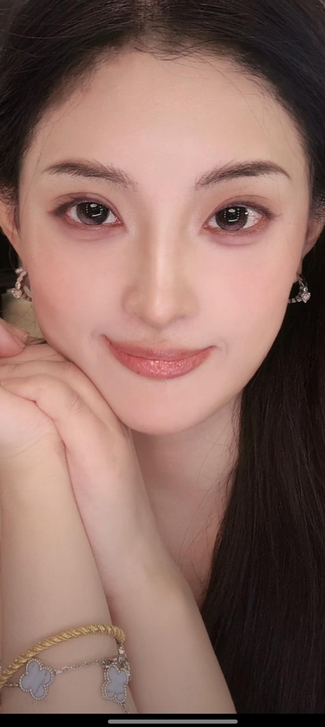 这位小姐姐在微笑，好可爱啊！