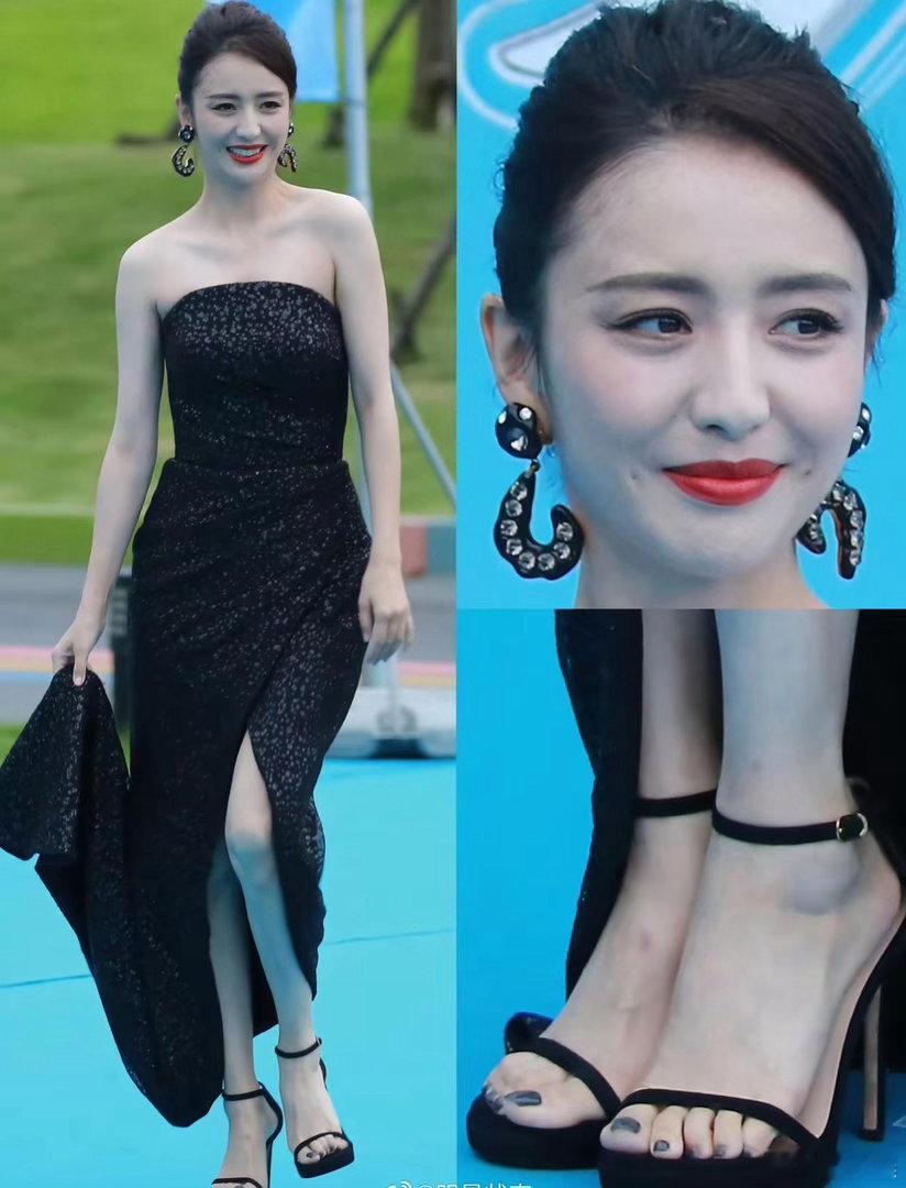 佟丽娅连脚部线条都很出众，细节处尽显美感。​​​