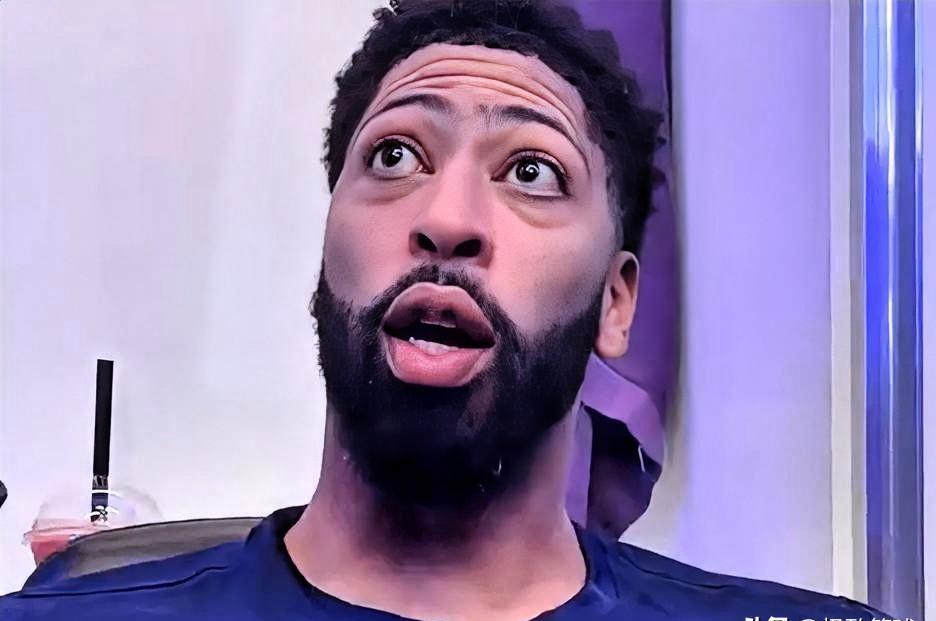 别夸一个菜鸟33分。要夸，就夸他为什么只抢了9个篮板。赛后更衣室，浓眉盯着技