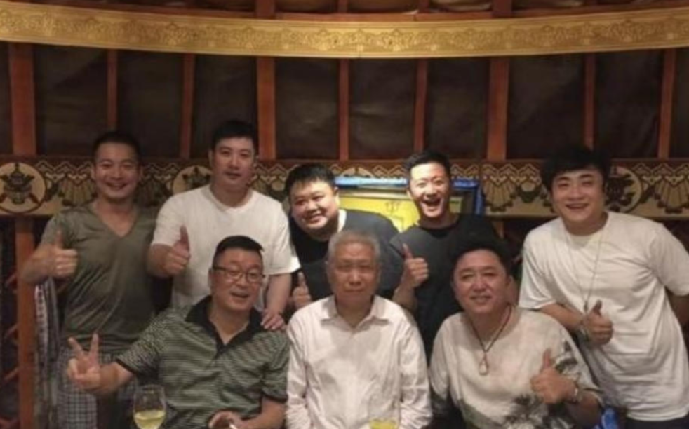 于谦曾谈到自己的朋友圈：“我攒了个局，开始定就10个，按年龄排，十兄弟老大是