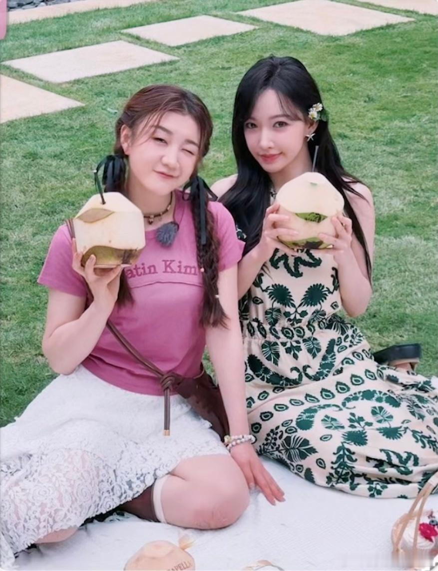 程潇X陈梦爱拍照的姐妹花🌸玩的开心的同时记得多放送一些美照​​​