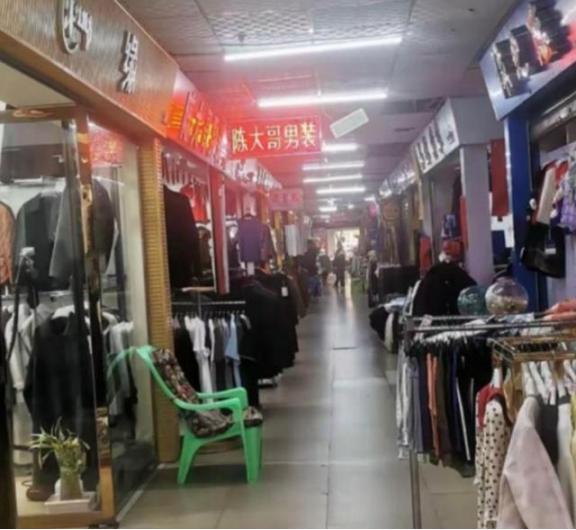 为什么唯独在我们中国，电商彻底干趴了实体店？这么说吧，同样的东西，网上卖300，