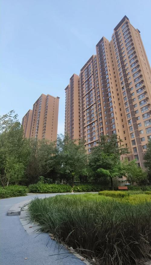 一个小伙说：不打算买房了，他有300万元现金，准备存入银行，就算利息降到0也没有