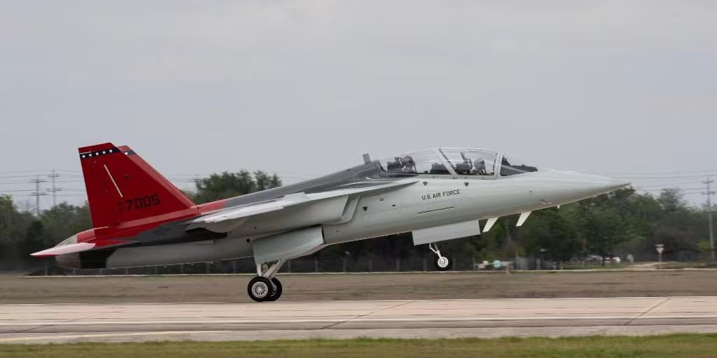 美军T-7A“红鹰”高教机/轻型战机正式投产！这是美国专门供应那些买不起F-16