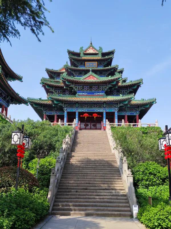南京阅江楼边绣球花肆意盛放南京的绣球花季太绝啦！阅江楼前，浓粉淡紫的绣球花球与