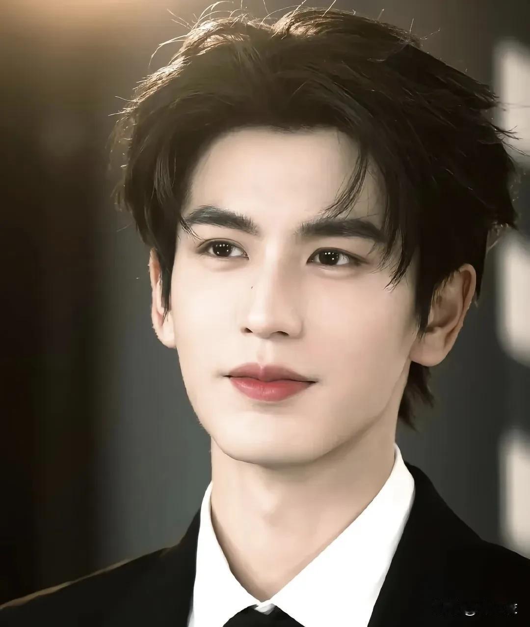 张凌赫是家中独子，父母恩爱，自己情绪稳定，脾气性格非常好，i人冷脸看着很有距离感