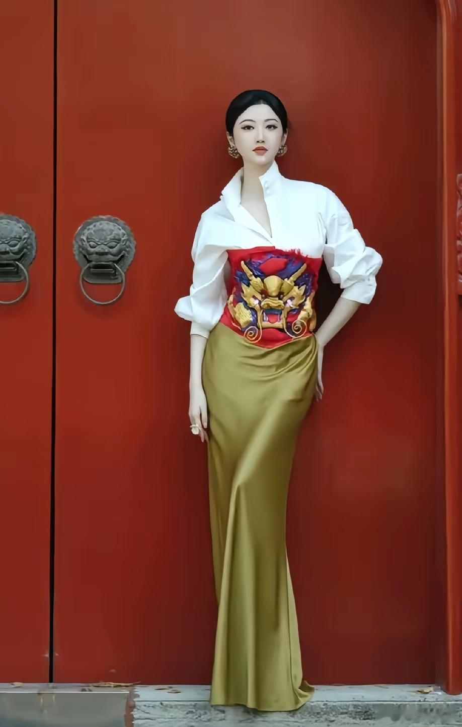 景甜真是常青树，不老女神富贵花呀，人长得甜美，这套服装也是格外亮眼，我仔细看了看