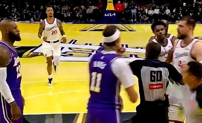 队友被欺负，爆发冲突，老詹默默退出战区。东契奇被邓恩推倒，又被球怼了一下。海