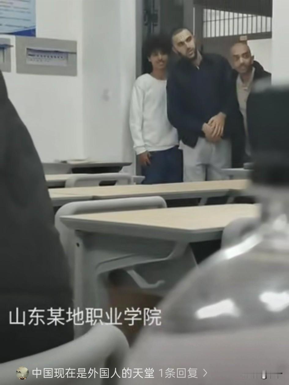 近日山东某高校三名老外，跑到一个班集中偷偷看女生，就是因为听说新开了一个校花