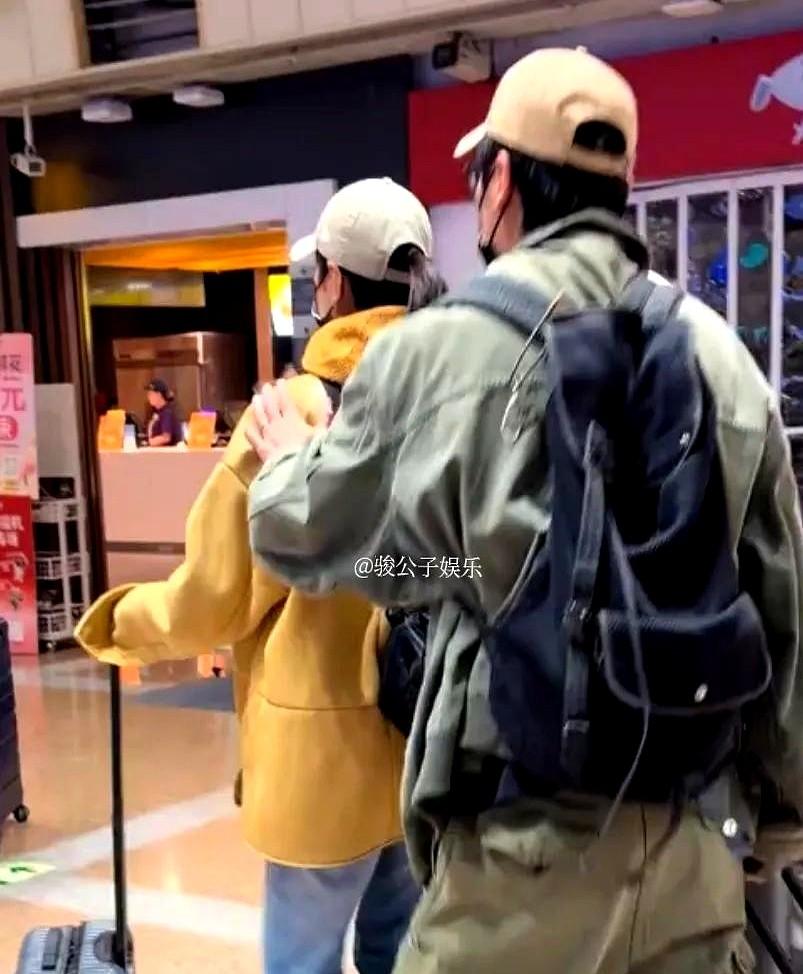 去年还传离婚呢，朱亚文沈佳妮这就同框了！3月17号在机场被路人拍到，俩人都戴