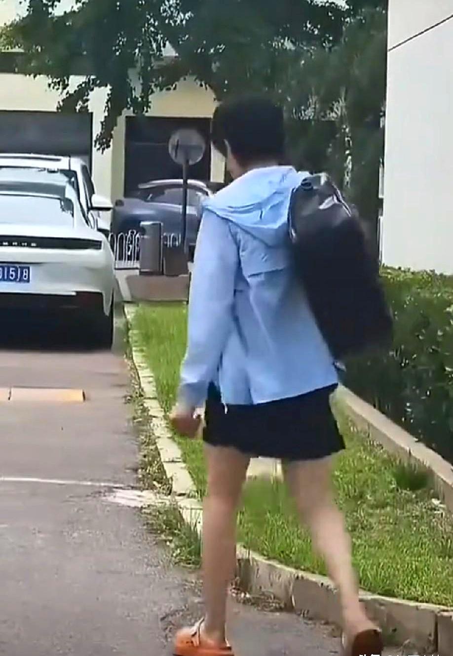 注意到了吗？画面一晃，王楚钦身旁那只白色小拉箱没了，肩头换成了黑色背包。这