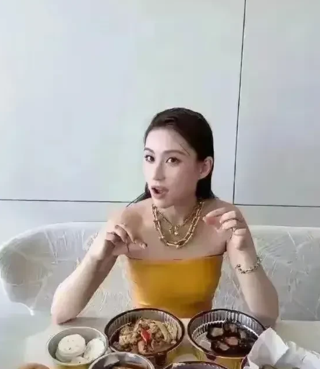 何超莲这食量炫得……我居然哑口无言。