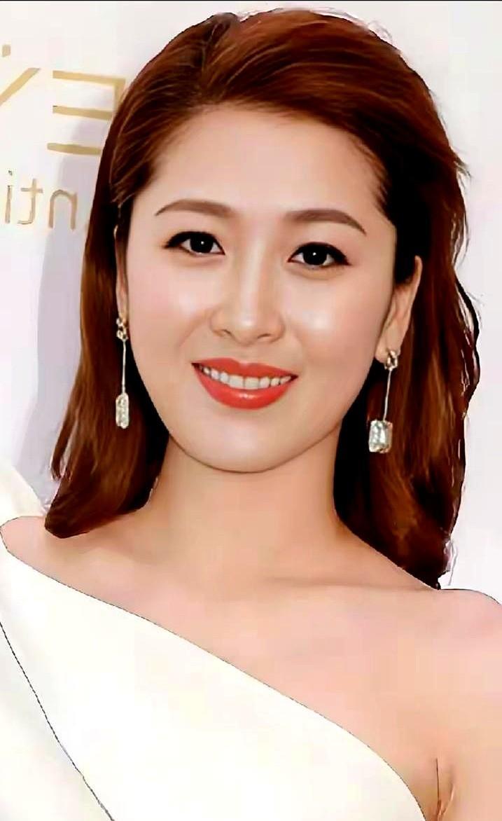 模特转演员，真这么容易？周丽淇把T台经验直接搬进镜头，观众买账，因为她知道镜头