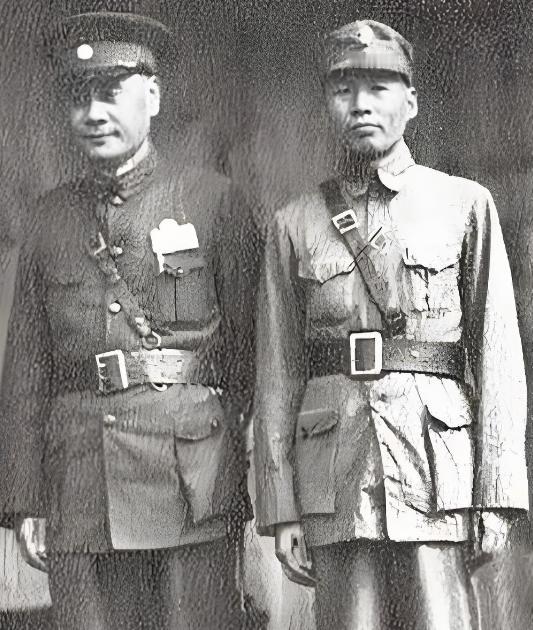 1935年，四川王刘湘去见蒋介石，一进门撞见老同学贺国光把脚翘在沙发上，神态随