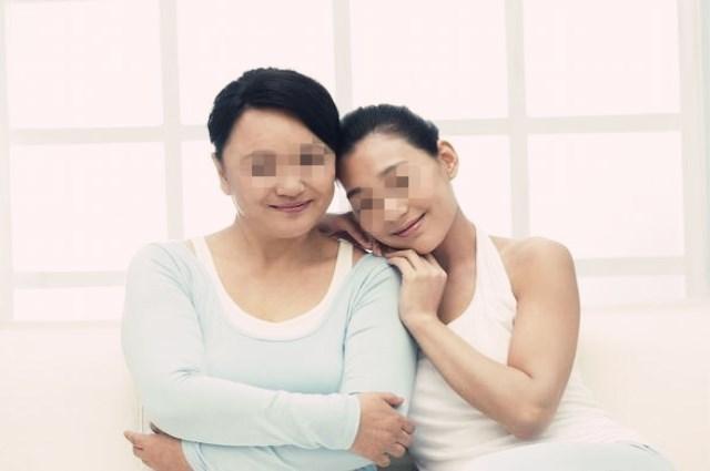 18岁女儿和40岁妈妈同时怀孕, 一起到医院引产! 妈妈很痛心