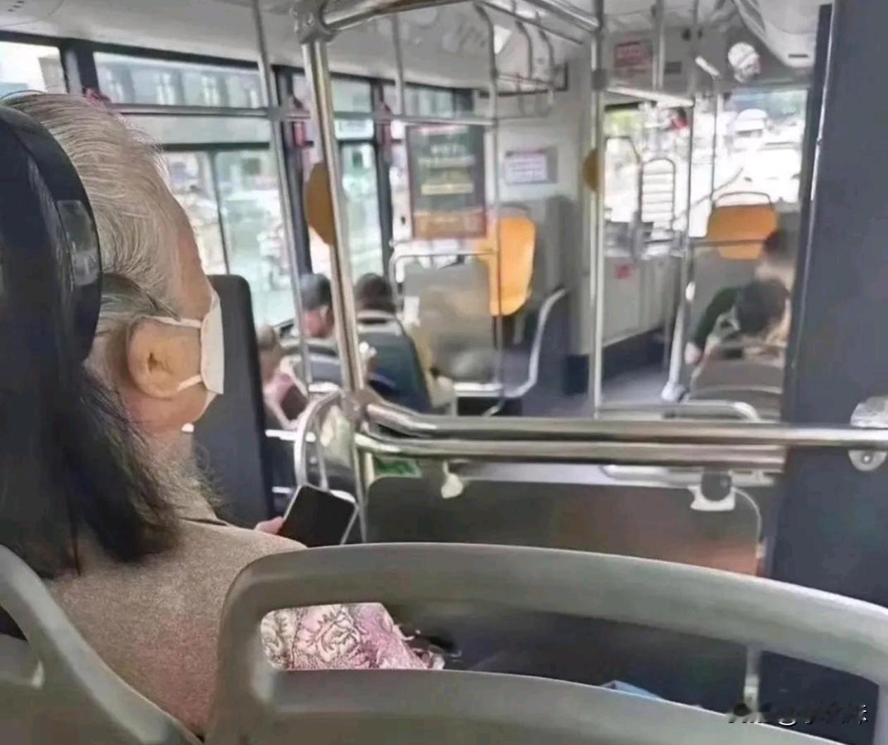 公交车上看到的，上班路上的我自闭了