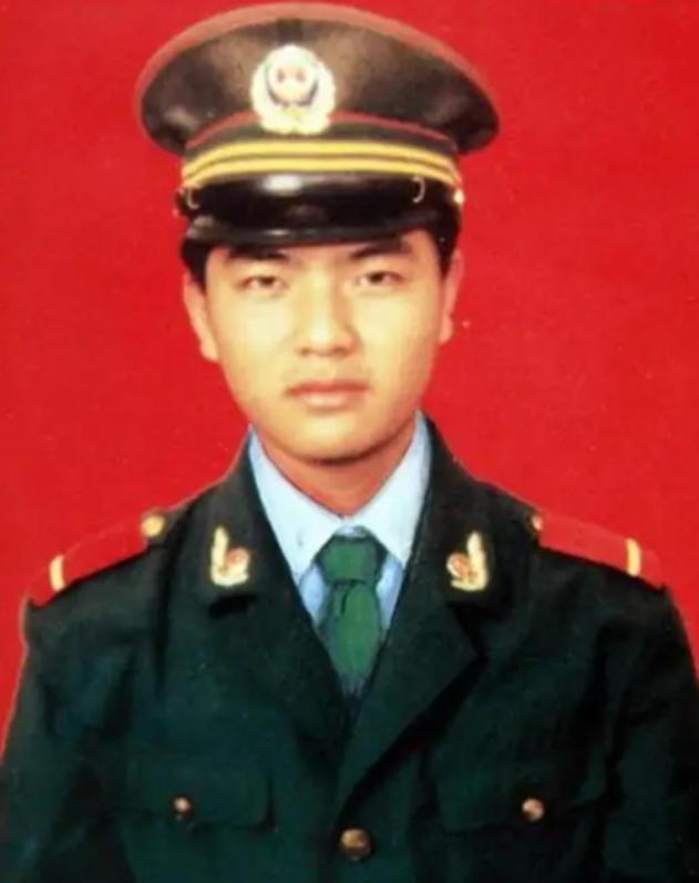 1992年10月，一武警战士独自押送四名不法分子回中队，突然，一个歹徒冲上来死死