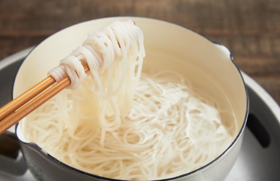 多吃面条对“胰岛”不好吗？提醒：若想降低血糖，少吃这6种食物李大爷一直是个面