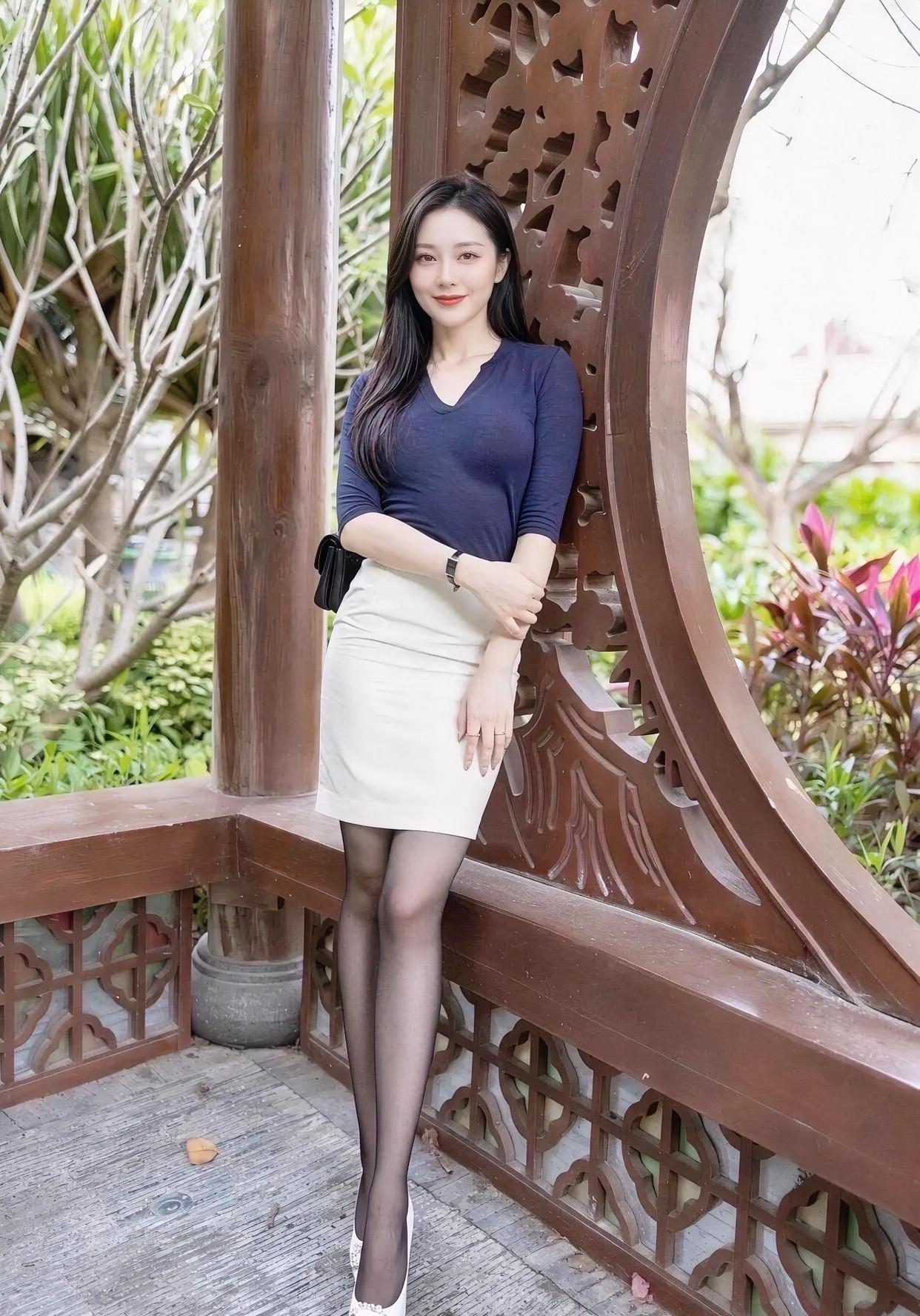 《廊下悠然》藏蓝针织，衬出V领的温柔。米白短裙，轻叠镂空木窗。
