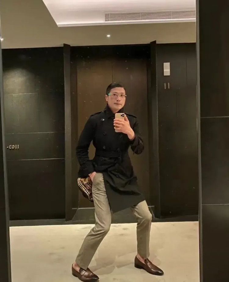 还记得那叫徐勤根的人类高质量男性么？虽然油腻但是有礼貌，有教养，说话给人感觉很真