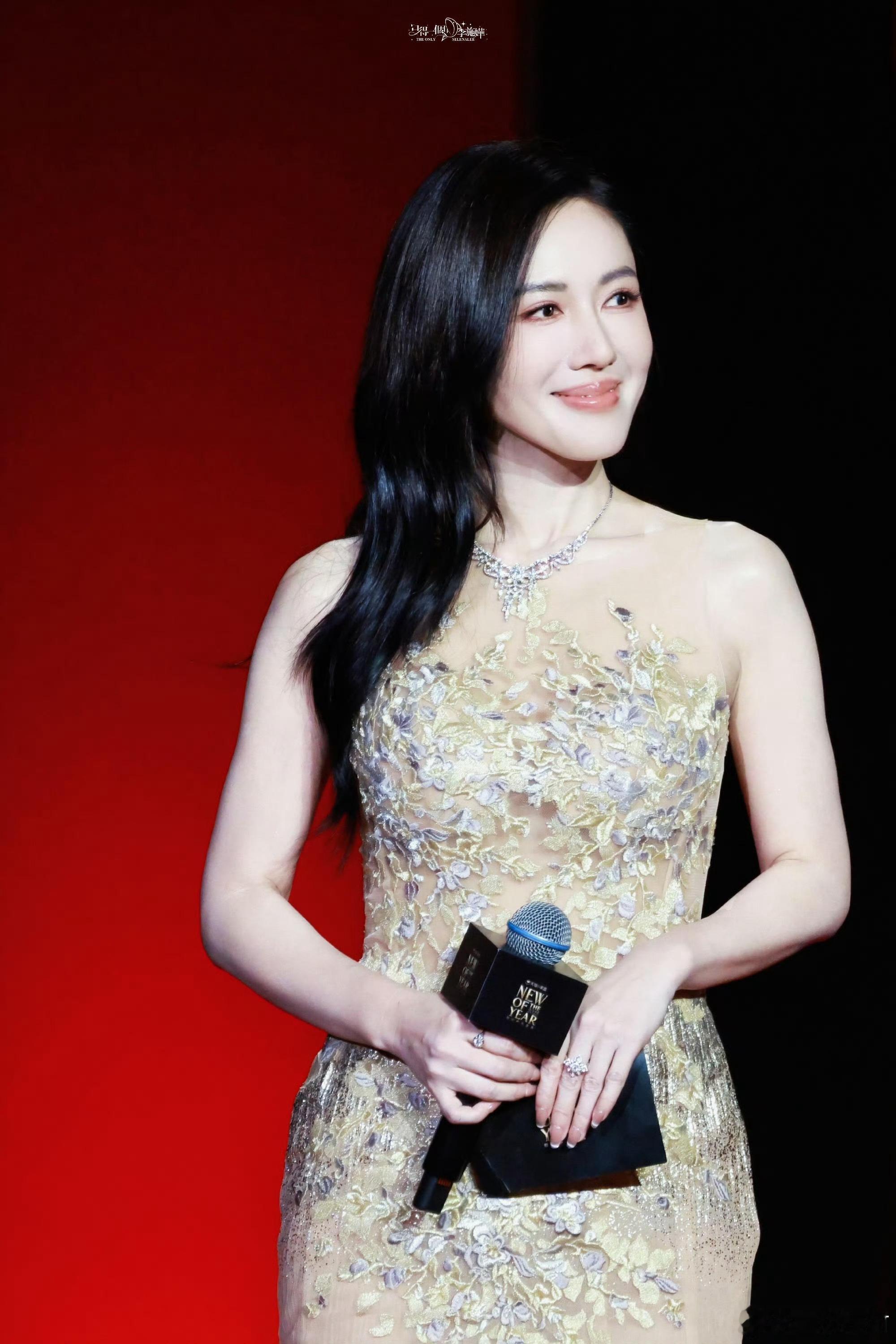 李施嬅分手后首秀美哭了八年地下情终落幕，李施嬅用一场笑着弹唱的告别，定义了成年人